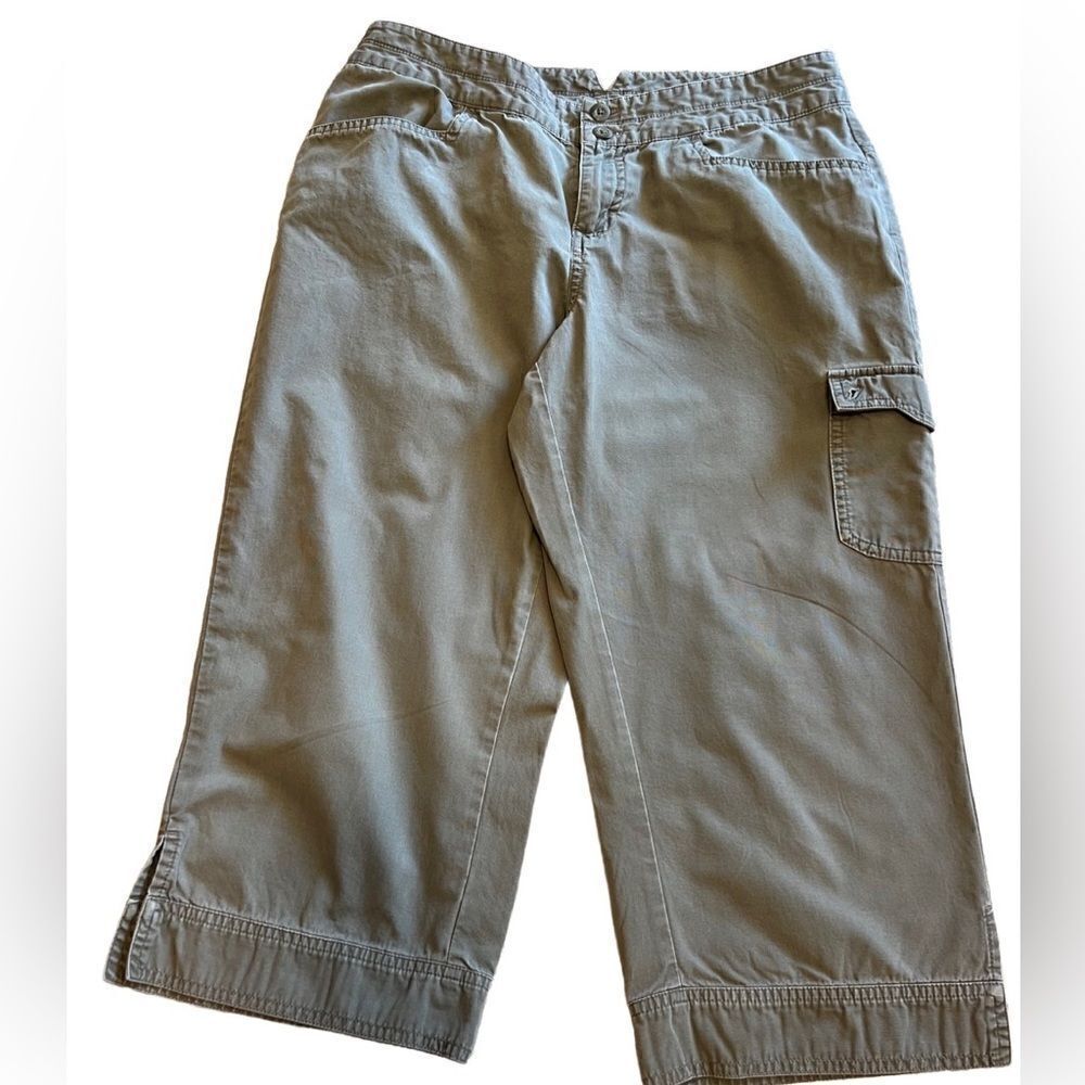 Columbia Hiking Capris. Army Green. Lots of Pockets. Size 10. Great Condition!!